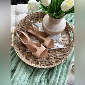 NWOB Kenneth Cole Women's Tan Sandals